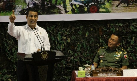 Menteri Pertanian (Mentan) Andi Amran Sulaiman (kiri) berpidato saat hadir dalam rapat koordinasi di Kodam V/Brawijaya, Surabaya, Jawa Timur, Kamis (26/1). 