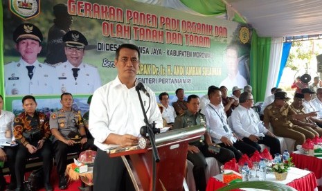 Menteri Pertanian (Mentan) Andi Amran Sulaiman melakukan gerakan mekanisasi panen dan olah tanah serta pertanian organik di Desa Solonsa Jaya, Kecamatan Witaponda, Kabupaten Morowali, Sulawesi Tengah, Senin (7/10). 