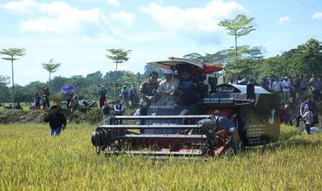 Menteri Pertanian (Mentan) Andi Amran Sulaiman memastikan komitmen pemerintah dalam meningkatkan produktivitas pertanian melalui perbaikan infrastruktur irigasi.