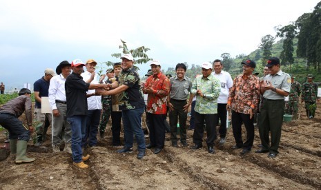 Menteri Pertanian (Mentan) Andi Amran Sulaiman memberikan bantuan benih hortikultura dan kopi kepada para petani di daerah aliran sungai (DAS) Citarum di desa Cibeureum dan Tarumajaya, kecamatan Kertasari, kabupaten Bandung, Kamis (10/1).