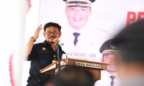 Menteri Pertanian (Mentan) sekaligus sebagai Menteri Kelautan dan Perikanan Ad Interim, Syahrul Yasin Limpo (SYL) bersama anggota Komisi IV DPR RI, Luluk Nur Hamidah meninjau kawasan pertanian dengan budidaya Integrated Farming yang dikembangkan petani di Desa Kragan, Gedongrejo, Kabupaten Karanganyar dan di Desa Giri Roto, Kecamatan Ngemplak, Boyolali, Sabtu (19/12/2020). 