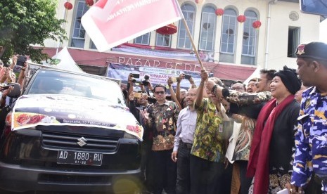 Menteri Pertanian (Mentan) Syahrul Yasin Limpo bersama Wakil Walikota Surakarta, Ahmad Purnomo dan Anggota Komisi IV DPR RI Luluk Nurhamidah melepas Operasi Pasar bawang putih dan cabai di Pasar Gede Surakarta, Kamis (13/2).