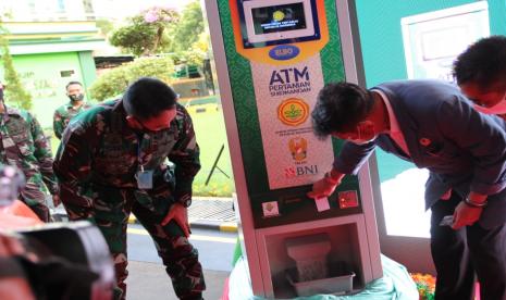 Menteri Pertanian (Mentan) Syahrul Yasin Limpo (kanan) dan Kepala Staf Angkatan Darat (KSAD) Jenderal TNI Andika Perkasa melakukan peluncuran awal ATM Pertanian Sikomandan pada Rabu (22/4).