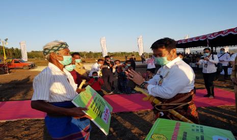  Menteri Pertanian (Mentan) Syahrul Yasin Limpo melakukan penanaman jagung, sekaligus meresmikan Food Estate di Desa Umbul Pabal Kecamatan Umbu Rato Nggai Barat, Sumba Tengah, Selasa (22/9). 