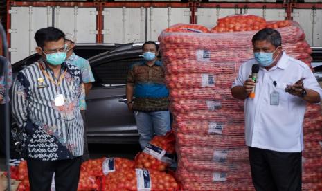 Menteri Pertanian (Mentan) Syahrul Yasin Limpo melakukan pengecekan ketersediaan bawang bombai ke gudang salah satu importir demi memastikan stok cukup. 