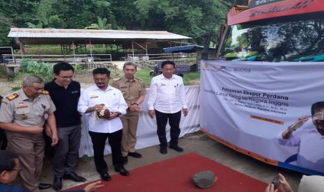 Menteri Pertanian (Mentan) Syahrul Yasin Limpo melepas ekspor perdana komoditas larva kering jenis Black Soldier Flies (BSF) Ke Negara Inggris sebanyak 7 ton. Kegiatan ini sebagai bagian upaya Kementerian Pertanian (Kementan) menggenjot PDB Indonesia dan kesejahteraan masyarakat melalui peningkatan ekspor berbagai komoditas pertanian. Selasa (3/3)