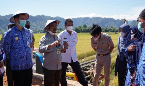 Menteri Pertanian (Mentan) Syahrul Yasin Limpo mendorong para petani padi di Desa Pinaikang, Kabupaten Pangkep, Sulawesi Selatan untuk memacu produktivitasnya dengan melakukan 3 kali tanam dalam satu musim. Pola tanam semacam itu perlu dilakukan mengingat Pangkep adalah Kabupaten subur yang memiliki potensi besar dalam sektor pertanian.