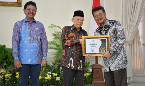 Menteri Pertanian (Mentan), Syahrul Yasin Limpo, menerima penghargaan tersebut langsung dari Wakil Presiden RI, Maaruf Amin di Istana Wakil Presiden RI Jakarta, Kamis (21/11). 