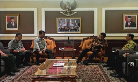 Menteri Pertanian (Mentan) Syahrul Yasin Limpo mengunjungi Menteri Pendayagunaan Aparatur Negara dan Reformasi Birokrasi (Menpan RB) Tjahjo Kumolo di Kantor Pusat Kemenpan RB. Mentan menyampaikan duka yang mendalam atas kepergian Menpan RB. Ilustrasi.