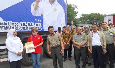 Menteri Pertanian (Mentan) Syahrul Yasin Limpo (SYL) dan Gubernur Jawa Timur, Hj Khofifah Indar Parawansa melepas ekspor komoditas pertanian ke tiga negara tujuan antara lain Brasil, Italia, dan Singapura di Pelabuhan Tanjung Perak, Surabaya, Provinsi Jawa Timur, Senin (2/12).