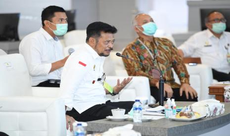 Menteri Pertanian (Mentan), Syahrul Yasin Limpo (SYL), melakukan konferensi secara virtual membahas upaya penguatan kerja sama negara Indonesia dengan International Rice Research Institute (IRRI) yang segera memiliki bentuk baru sebagai reformasi tata kelola kelembagaan Consultative Group on International Research and Development (CGIAR) menjadi “One CGIAR” di ruang Agriculture War Room, Kementerian Pertanian, Rabu (16/9).