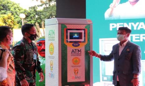 Menteri Pertanian (Mentan) Syahrul Yasin Limpo yang didampingi Kepala Staf Angkatan Darat (KASAD) Jenderal TNI Andika Perkasa. melakukan soft launching ATM Pertanian Sikomandan di Kodim 0501/JPBS Kemayoran, Jakarta Pusat. ATM ini nantinya akan digunakan untuk mempercepat penyediaan bantuan pangan bagi masyarakat selama menjalankan ibadah puasa 2020.