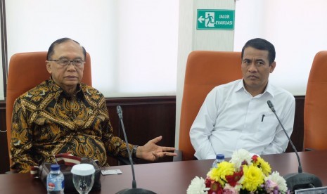 Menteri Pertanian Republik Indonesia Andi Amran Sulaiman (kanan) bersama anggota Dewan Pertimbangan Presiden (Watimpres) Sidarto Danusubroto (kiri).