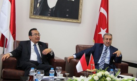 Menteri Pertanian RI Suswono dan Menteri Pertanian, Pangan, dan Peternakan Turki Mehmed Mehdi Eker melakukan pertemuan bilateral membahas kerjasama pertanian Indonesia-Turki, Selasa (27/5) di Konya, Turki. 