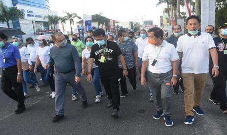 Menteri Pertanian RI, Syahrul Yasin Limpo, Gubernur Kepulauan Bangka Belitung (Babel), Erzaldi Rosman dan rombongan melakukan jalan santai di seputaran Alun-alun Taman Merdeka Pangkalpinang, Sabtu (8/8).