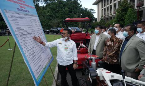 Menteri pertanian RI Syahrul Yasin Limpo (kiri) menunjukan daftar bantuan alat pertanian kepada Rektor Universitas Gadjah Mada (UGM) Panut Mulyono (ketiga kiri) saat melakukan kunjungan di Balairung UGM, Sleman, D.I Yogyakarta, Rabu (16/6/2021). Dalam acara itu Mentan meminta UGM untuk mendukung upaya pemerintah dalam mengembangkan sektor pertanian yang maju dan mandiri serta menyerahkan sejumlah bantuan kepada UGM, di antaranya berupa tiga unit traktor, dua unit transplanter, 40 ekor kambing perah, screen house hidroponik, dan pembangunan nursery kelapa guna pengembangan pertanian dengan riset.