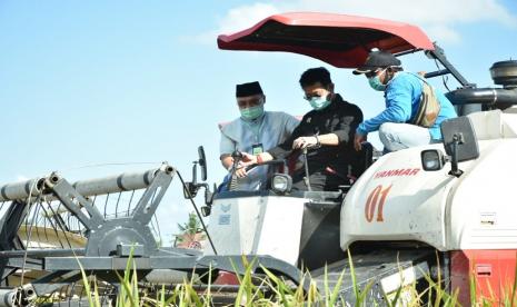 Menteri Pertanian RI, Syahrul Yasin Limpo melakukan kunjungan kerja ke Kepulauan Babel dalam rangka panen raya padi sawah di Desa Rias, Kecamatan Toboali, Kabupaten Bangka Selatan, Jumat (7/8). Menteri dan rombongan didampingi oleh Gubernur Erzaldi Rosman, Bupati Basel, dan forkopimda sebelum melakukan panen, terlebih dahulu melakukan salat Jumat di Masjid Raya Toboali. 