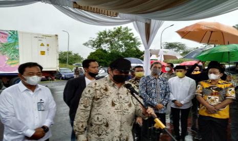 Menteri Pertanian, Syahrul Yasin Limpo bersama Menko Perekonomian, Airlangga Hartarto melepas ekspor tanaman hias dan benih hortikultura di Jungle Fest, Bogor, Kamis (6/5). Kementerian Pertanian melalui Direktorat Jenderal Hortikultura bakal mengembangkan kampung florikultura di empat provinsi dengan target 1.000 petani plasma. Keempat provinsi tersebut tersebar di Jawa Barat, Sumatera Barat, Sulawesi Selatan dan Sulawesi Utara.