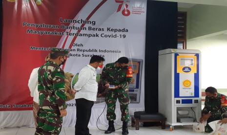 Menteri Pertanian, Syahrul Yasin Limpo, bersama Wali Kota Solo, Gibran Rakabuming Raka, saat meluncurkan ATM Beras di kantor Koramil 05 Pasar Kliwon, Solo, Jawa Tengah, Kamis (19/8) sore. ATM Beras diluncurkan untuk memudahkan penyaluran bantuan sosial (bansos).