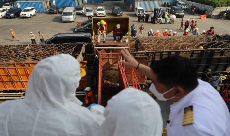 Menteri Pertanian, Syahrul Yasin Limpo, melakukan inspeksi Tol Laut KM Camara 1 yang mengangkut hewan ternak untuk qurban dari NTT di Pelabuhan Tanjung Priok, Jakarta, Jumat (10/6/2022).Direktorat Jenderal Perhubungan Laut Kementerian Perhubungan (Kemenhub) berencana melakukan penambahan pelabuhan singgah tol laut pada 2023 mendatang. Usulan penambahan pelabuhan singgah yang saat ini tengah dikaji tersebut berdasarkan usulan dari beberapa pemerintah daerah dan peovinsi. 