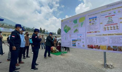 Menteri Pertanian Syahrul Yasin Limpo melakukan kunjungan kerja di Kabupaten Temanggung, Jawa Tengah, Jumat, 15 Oktober 2021. Di sana, Mentan SYL didampingi Bupati Temanggung, Muhammad Al Khadziq mengunjungi Acara Kick-Off Pengembangan Food Estate di Embung Bansari sekaligus inspeksi benih bawang merah dan bawang putih.