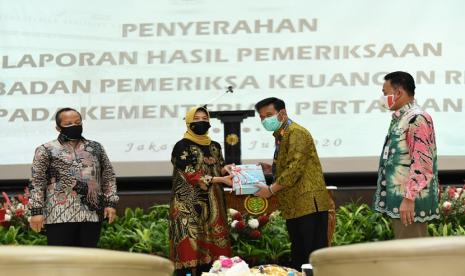 Menteri Pertanian Syahrul Yasin Limpo menerima penyerahan Laporan Hasil Pemeriksaan Keuangan Kementan 2019 dari Anggota IV BPK Isma Yatun di di Auditorium Gedung F, Kanpus Kementan,Selasa (21/7).