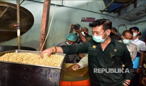 Menteri Pertanian Syahrul Yasin Limpo (Mentan SYL) bersama Pangdam Jaya, Mayjen TNI Dudung Abdurachman mengunjungi pengrajin tahu tempe dan sekaligus melakukan gerakan stabilisasi pasokan dan harga pasar kedelai di Semanan, Kalideres, Jakarta Barat, Kamis (7/1). 