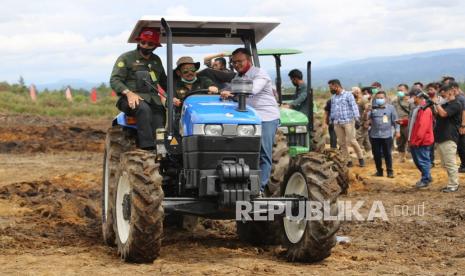 Menteri Pertanian, Syahrul Yasin Limpo (Mentan SYL) kunjungi Kabupaten Humbang Hasundutan (Humbahas), Provinsi Sumatra Utara dalam rangka meninjau kawasan lahan pengembangan  lumbung pangan (food estate). Turut hadir mendampingi dalam kunjungan tersebut, Wakil Gubernur Sumatra Utara (Wagub Sumut) Musa Rajekshah dan Bupati Humbahas, Dosmar Banjarnahor. 