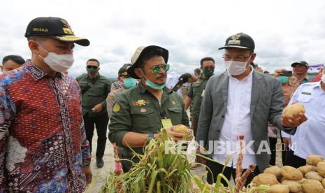 Menteri Pertanian, Syahrul Yasin Limpo (Mentan SYL) saat mengunjungi Kabupaten Humbang Hasundutan (Humbahas), Provinsi Sumatra Utara dalam rangka meninjau kawasan lahan pengembangan  lumbung pangan (food estate), beberapa waktu lalu. (ilustrasi)