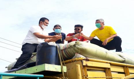 Menteri Pertanian Syahrul Yasin Limpo (kedua kanan) melakukan inspeksi mendadak di salah satu penggilingan padi produsen beras PT. Buyung Poetra Sembada Tbk di Palembang, Sumatera Selatan, Ahad (4/4). Mentan melakukan sidak di salah satu penggilingan padi terbesar dengan kapasitas 600 ton perhari di Sumatera Selatan.