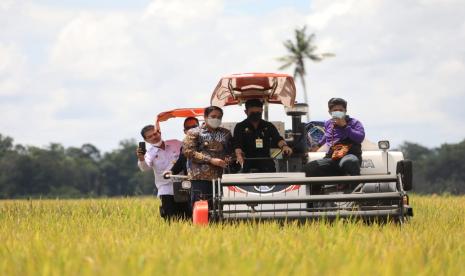 Menteri Pertanian Syahrul Yasin Limpo (Mentan SYL) melakukan panen raya padi di lahan seluas 1.000 hektar (ha) sekaligus melakukan gerakan serap gabah petani di Desa Je’netaesa, Kecamatan Simbang Kabupaten Maros, Sabtu (20/3).