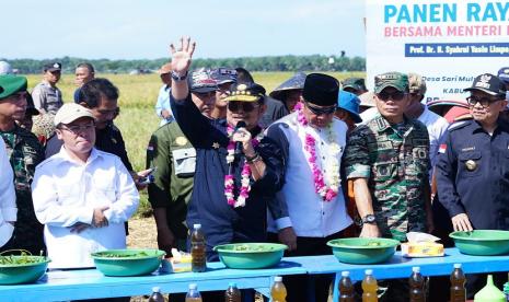 Menteri Pertanian Syahrul Yasin Limpo (Mentan SYL) melakukan Panen Raya  Padi di Desa Sari Mulyo, Kecamatan Sukaraja, Kabupaten Seluma, Provinsi Bengkulu (10/2). Dalam kunjungannya, Mentan SYL memberikan apresiasi atas kontribusi petani Seluma dalam usaha swasembada beras Indonesia.