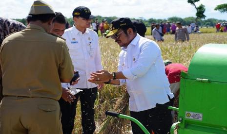 Menteri Pertanian Syahrul Yasin Limpo (Mentan SYL) menggelar panen raya padi di Desa Kalikebo, Kecamatan Trucuk, Kabupaten Klaten, Jawa Tengah. Kabupaten Klaten berhasil menerapkan empat kali panen dalam semusim alias IP400 pada lahan 1.000 hektare.