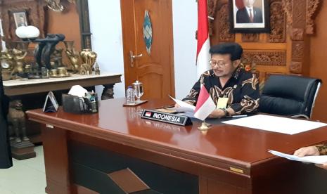 Menteri Pertanian Syahrul Yasin Limpo (Mentan SYL) menghadiri pertemuan virtual Menteri Pertanian dan Irigasi G20, Sabtu malam (12/9). Dalam pertemuan G20 tersebut, mantan Gubernur Sulawesi Selatan dua periode ini menekankan peran penting sektor pertanian dan capaian pertanian Indonesia di tengah tantangan pandemi Covid 19 dan juga program terobosan menghadapi new normal.