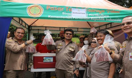 Menteri Pertanian Syahrul Yasin Limpo (Mentan SYL) meninjau Bazar Ramadhan yang diadakan tanggal 20 Maret-18 April 2023 di halaman parkir Auditorium Gedung F Kementerian Pertanian (Kementan).