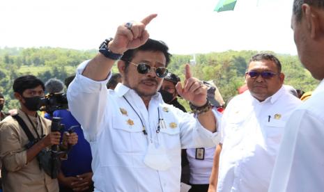  Menteri Pertanian Syahrul Yasin Limpo (Mentan SYL) meninjau persiapan lokasi pengembangan kelapa genjah di Desa Rejosari, Kecamatan Gondangrejo, Kabupaten Karanganyar. 