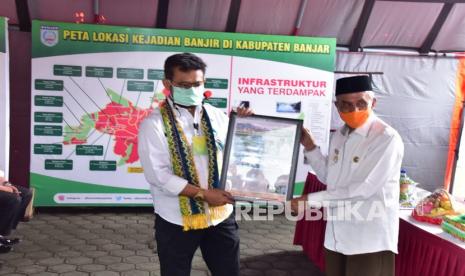 Menteri Pertanian Syahrul Yasin Limpo (Mentan SYL) menyalurkan bantuan kemanusiaan untuk korban banjir di Kalimantan Selatan (Kalsel), penyerahan bantuan dilakukan di Kantor Bupati Banjar, Rabu (10/2).