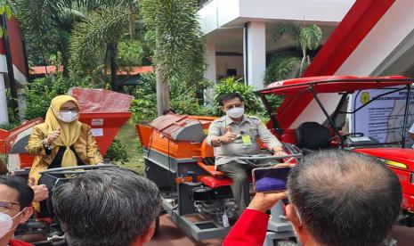 Menteri Pertanian Syahrul Yasin Limpo (Mentan SYL) menyerahkan bantuan program kepada Universitas Hasanuddin (Unhas) berupa alat mesin dan sarana pertanian dengan total nilai sebesar Rp 10,1 miliar.