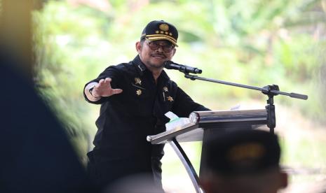 Menteri Pertanian Syahrul Yasin Limpo (Mentan SYL) saat meninjau tanam padi perdana Gerakan Nasional El Nino di Desa Pelabuhan Dalam, Kecamatan Pemulutan, Kabupaten Ogan Ilir, Sumsel, Senin (7/8/2023).