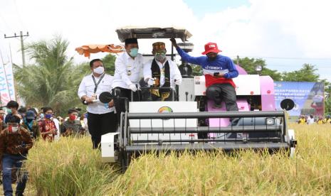 Menteri Pertanian Syahrul Yasin Limpo rayakan panen padi dilahan program olah tanah gratis seluas 8.000 hektar, di Gampong Tumbo Kecamatan Kuta Malaka Kabupaten Aceh Besar. Aceh Besar merupakan salah satu daerah lumbung pangan yang memiliki lahan padi seluas 29.000 hektar, dengan produktivitas mencapai 7,2 ton per hektar.