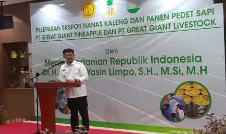 Menteri Pertanian Syahrul Yasin Limpo saat kunjungan kerja di Kabupaten Lampung Tengah guna melakukan pelepasan ekspor nanas kaleng dan komoditas pertanian lainnya dan sekaligus panen pedet sapi PT Great Giant Pineapple dan PT Great Giant Livestock, kemarin Selasa ( 17/12).