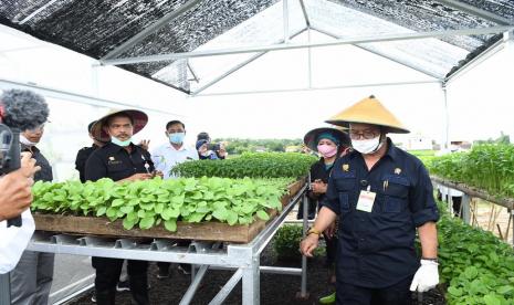 Menteri Pertanian Syahrul Yasin Limpo saat mengunjungi kawasan pertanian di Desa Kragan, Kecamatan Gandongrejo, Kabupaten Karanganyar dan Desa Giri Roto, Kecamatan Ngemplak, Kabupaten Boyolali, Sabtu (19/12). Kementerian Pertanian tengah membangun Food Estate dan dalam skala kecil, sedang didorong industri rakyat berawal dari budidaya skala rumah tangga. Dua lokasi yang sedang dijadikan model percontohannya adalah Kabupaten Karanganyar dan Boyolali.