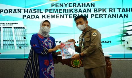 Menteri Pertanian Syahrul Yasin Limpo secara resmi menerima Laporan Hasil Pemeriksaan (LHP) BPK RI tahun 2020 pada Kementerian Pertanian. Hasilnya, Kementan resmi mendapat predikat Wajar Tanpa Pengecualian (WTP) untuk ke lima kalinya secara berturut. 