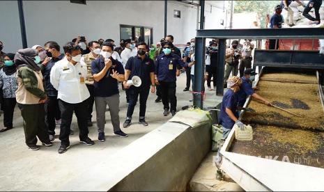 Menteri Pertanian, Syahrul Yasin Limpo (SYL), kunjungi penggilingan padi atau Rice Milling Unit (RMU) milik Menata Citra Selaras (MCS) di Cibitung, Jawa Barat. Peninjauan ini dilakukan usai dirinya bersama Bupati Bekasi dan Wakil Ketua Komisi IV DPR RI melakukan minitoring pertanaman padi dan  panen di Kabupaten Bekasi.