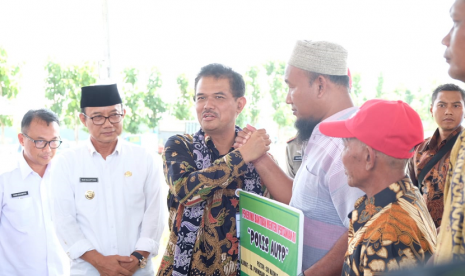 Menteri Pertanian yang diwakili Direktur Jenderal Tanaman Pangan, Suwandi bersama Bupati Ngawi Budi Sulistyono melakukan panen dan gerakan tanam di Ngawi.