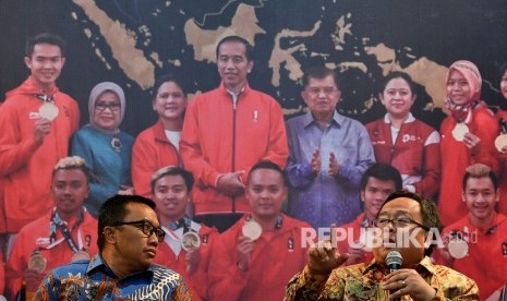 Menteri PPN/Kepala Bappenas Bambang Brodjonegoro (kanan) dan Menpora Imam Nahrawi menjadi narasumber dalam Forum Merdeka Barat 9 di Kementerian PPN/Bappenas, Jakarta, Selasa (16/10).