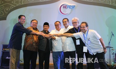 Menteri PPN/Kepala Bappenas Bambang Brodjonegoro (kedua kiri) berpegangan tangan bersama dengan sejumlah pihak terkait pada acara Indonesia Islamic Economy Festival (IIEFest) 2019 yang digelar Komite Nasional Keuangan Syariah (KNKS), di The Trans Luxury Hotel, Kota Bandung, Jumat (26/4).