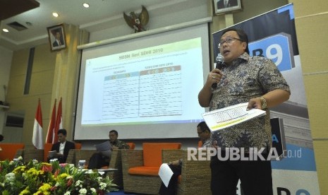 Menteri PPN/Kepala Bappenas Bambang Brodjonegoro menjelaskan paparannya saat acara diskusi Forum Merdeka Barat Sembilan di gedung Kemkoinfo, Jakarta, Sabtu (5/8). 