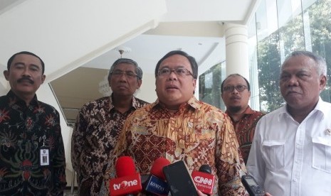 Menteri PPN/Kepala Bappenas Bambang Brodjonegoro, Menteri Pekerjaan Umum dan Perumahan Rakyat Basuki Hadimuljono, Wakil Menteri Keuangan Mardiasmo, Sekjen Kemendagri, dan Ketua Umum Perpamsi Haris Yasin Limpo usai rapat membahas Penyediaan 10 Juta Sambungan Air Bersih di Kantor Wapres, Jakarta, Senin (8/4).