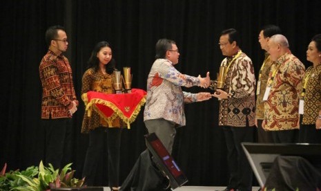 Menteri.PPN/Kepala Bappenas Bambang Brodjonegoro menyerahkan Anugerah Pangripta Nusantara 2017 terbaik se Indonesia kepada Gubernur DIY Sri Sultan.Hamemgku Buwono X di Jakarta,Rabu (26/4) (Dokumen Humas Diskominfo DIY)